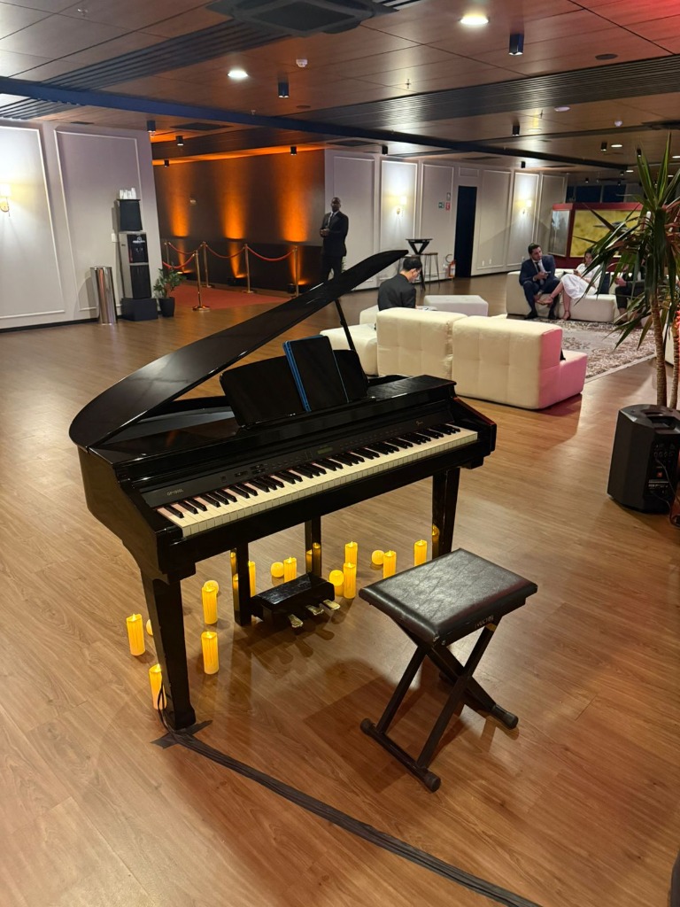 Piano digital de cauda em lounge corporativo